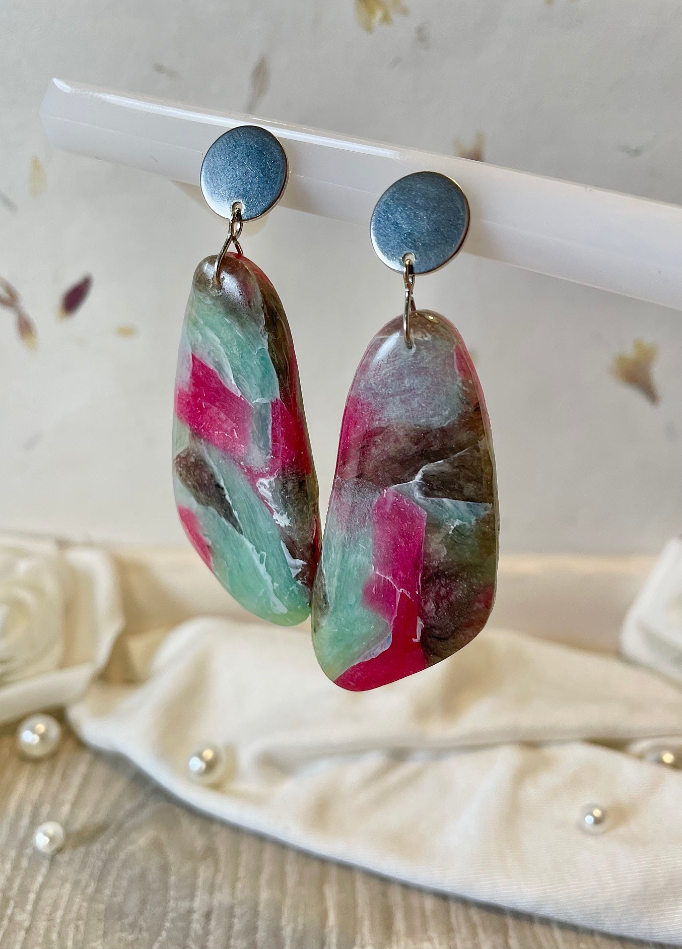 Boucles d'oreilles fake stone gris coloré pendantes ~