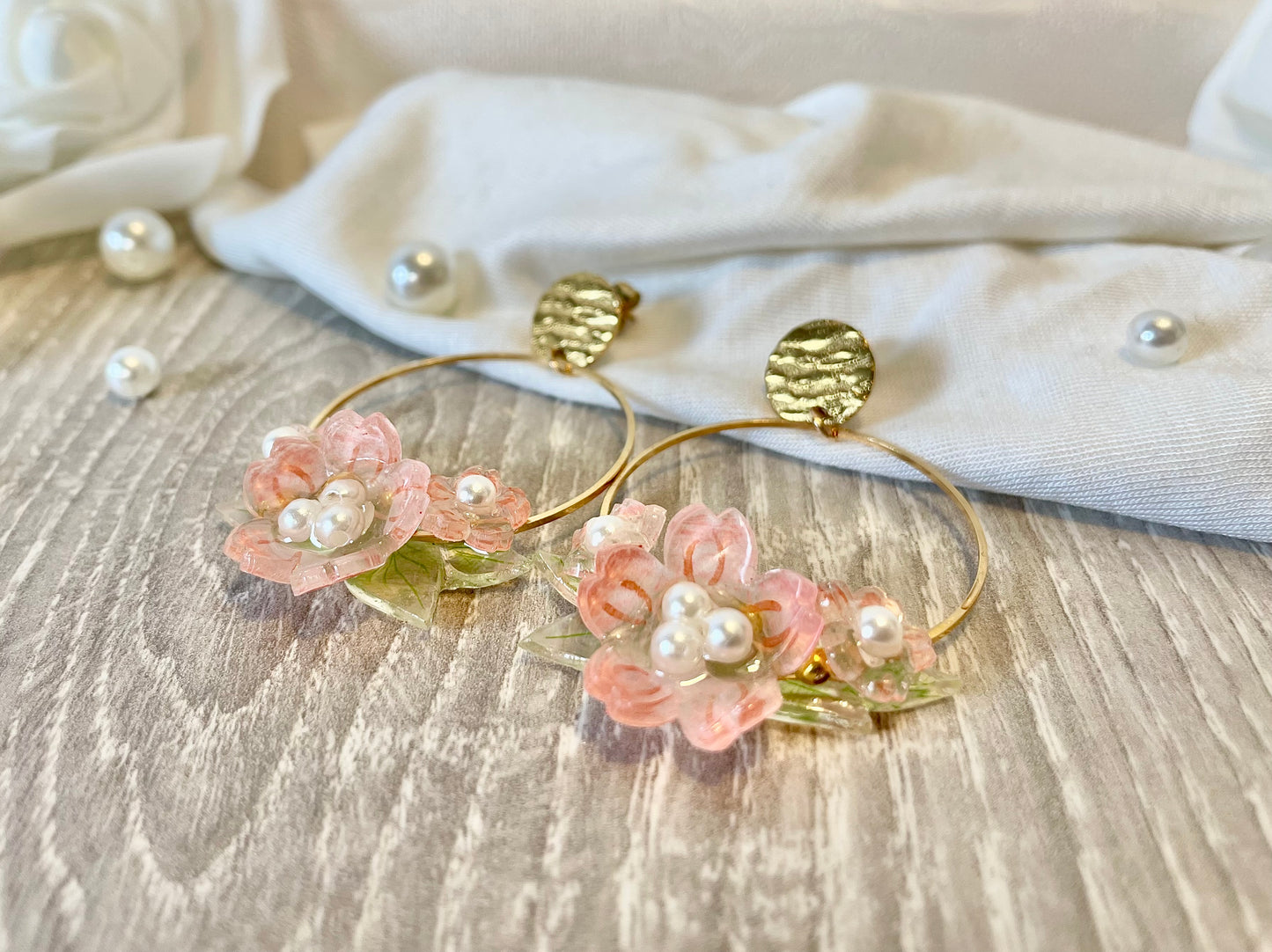 Boucles d'oreilles fleurs de cerisier rose pendantes ~