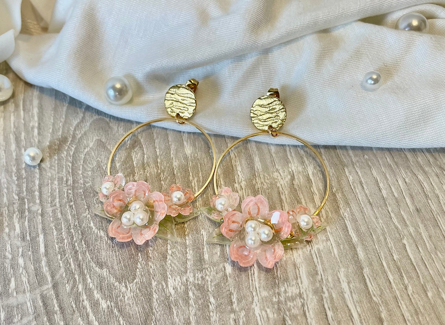 Boucles d'oreilles fleurs de cerisier rose pendantes ~