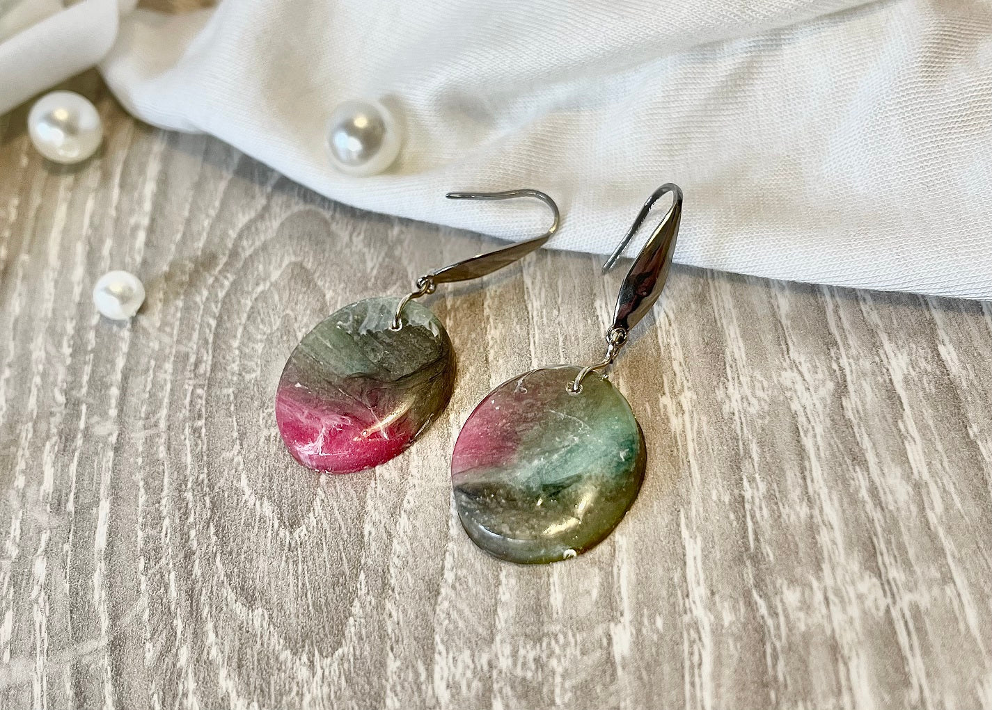 Petites boucles d'oreilles fake stone gris coloré ~
