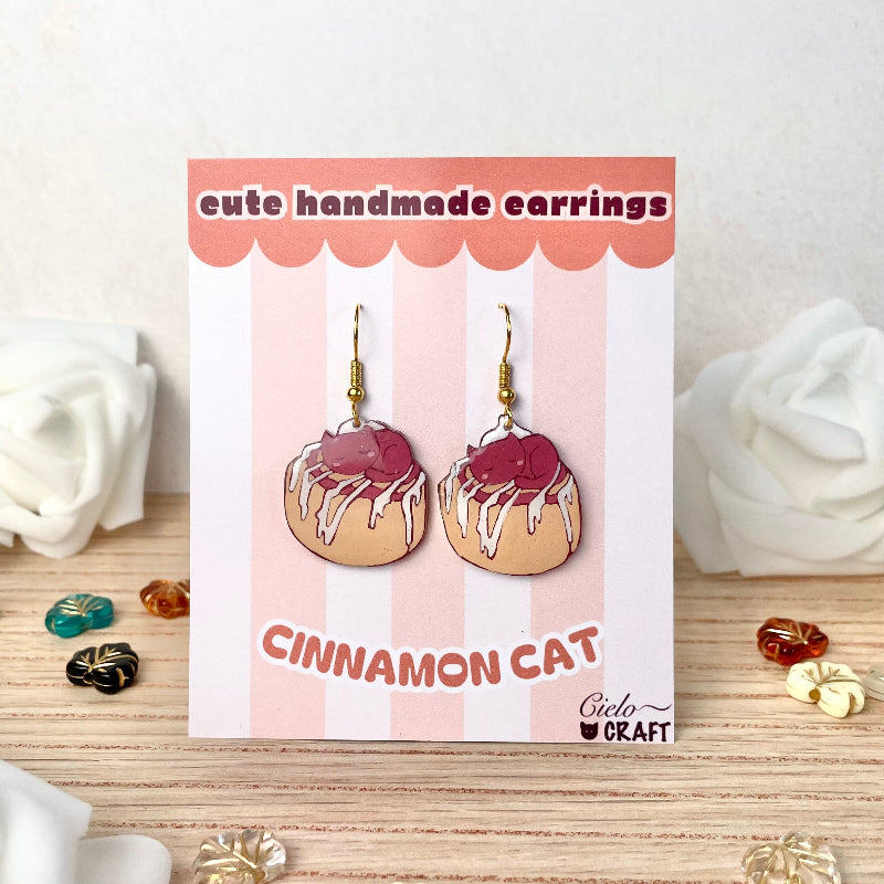 Boucles d'oreilles petit chat sur cinnamon roll - bijoux cielo craft