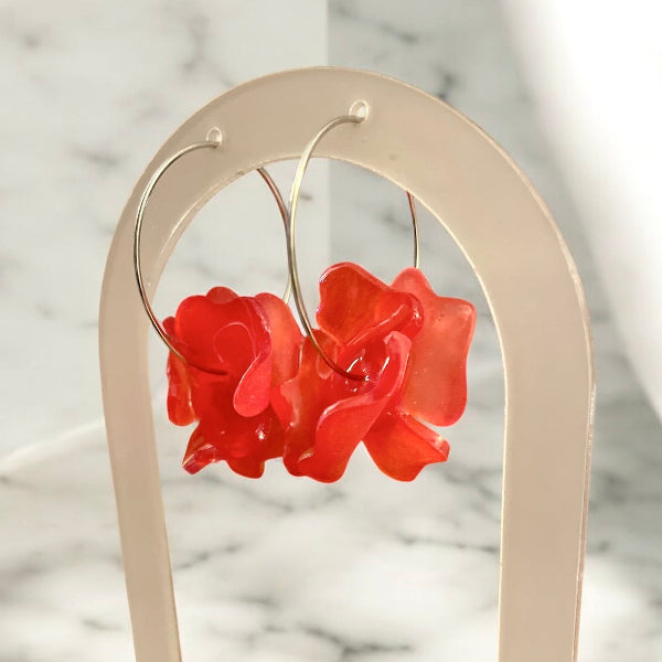 boucles d'oreilles fleurs sur anneaux rouge écarlate - bijoux cielo craft