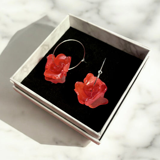 boucles d'oreilles fleurs sur anneaux rouge écarlate - bijoux cielo craft