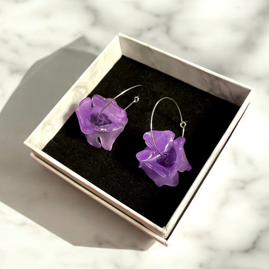 boucles d'oreilles fleurs sur anneaux violet - bijoux cielo craft