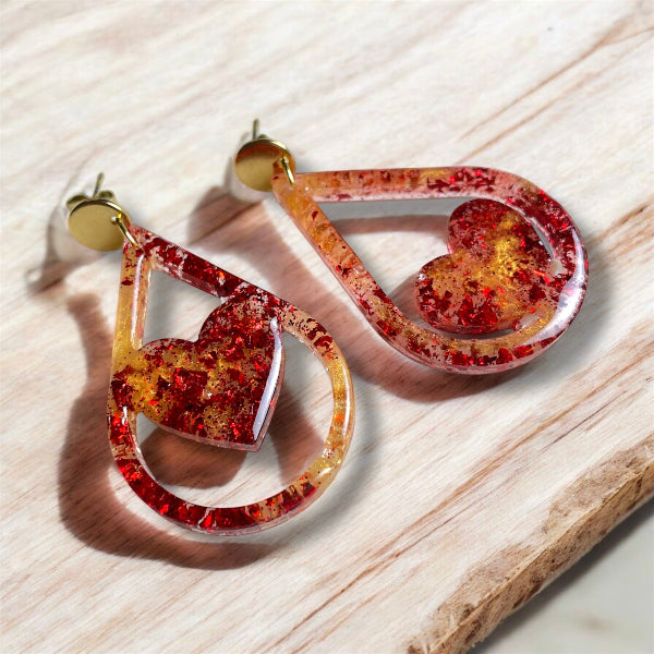 Boucles d'oreilles cœurs en résine rouge et or - bijoux cielo craft