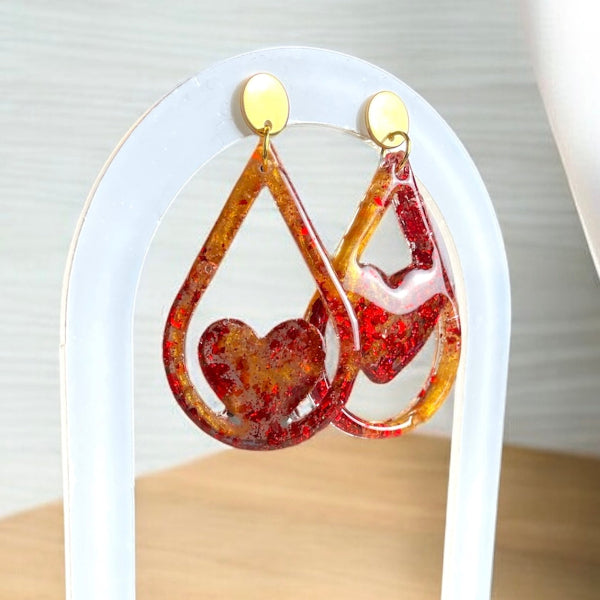 Boucles d'oreilles cœurs en résine rouge et or - bijoux cielo craft