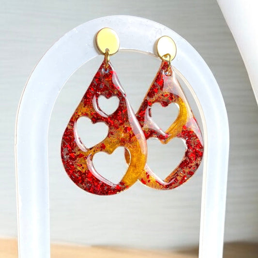 Boucles d'oreilles cœurs en résine rouge et or - bijoux cielo craft