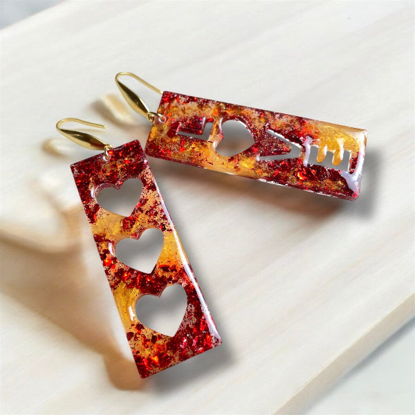 Boucles d'oreilles cœurs en résine rouge et or - bijoux cielo craft