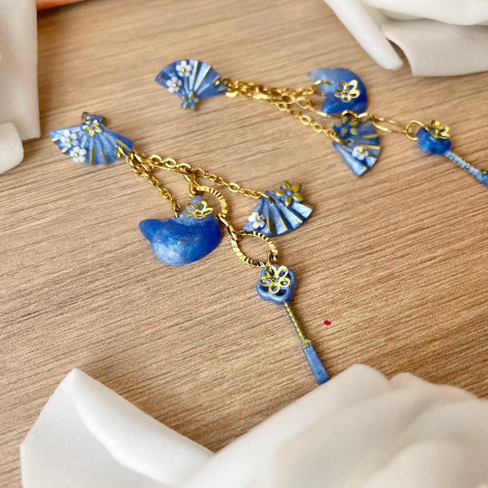 Boucles d'oreilles pendantes avec charms éventails et petit chat - Bijoux Cielo Craft