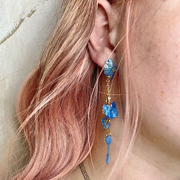 Boucles d'oreilles pendantes avec charms éventails et petit chat - Bijoux Cielo Craft