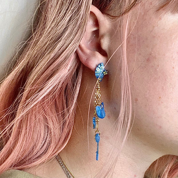 Boucles d'oreilles pendantes avec charms éventails et petit chat - Bijoux Cielo Craft