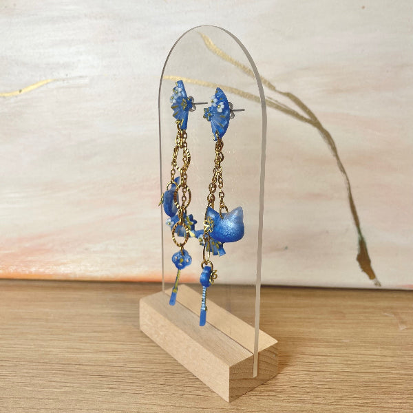 Boucles d'oreilles pendantes avec charms éventails et petit chat - Bijoux Cielo Craft