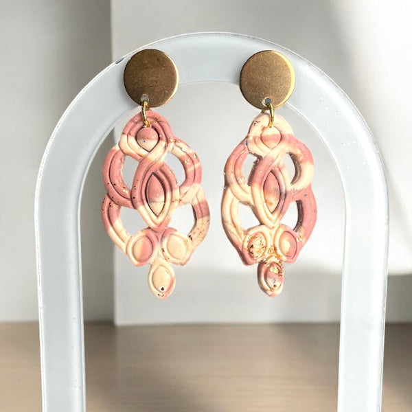 Boucles d'oreilles avec effet marbré rose et beige et acier inoxydable - Bijoux Cielo Craft