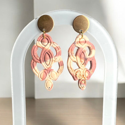 Boucles d'oreilles avec effet marbré rose et beige et acier inoxydable - Bijoux Cielo Craft