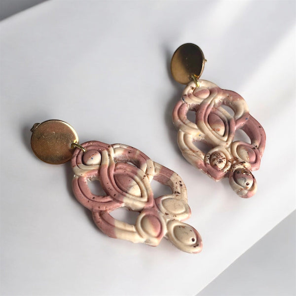 Boucles d'oreilles avec effet marbré rose et beige et acier inoxydable - Bijoux Cielo Craft
