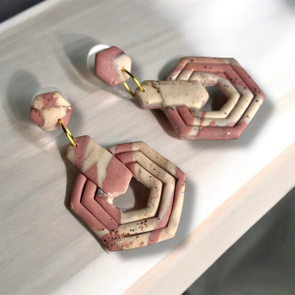 Boucles d'oreilles géométriques avec effet marbré rose et beige et acier inoxydable - Bijoux Cielo Craft