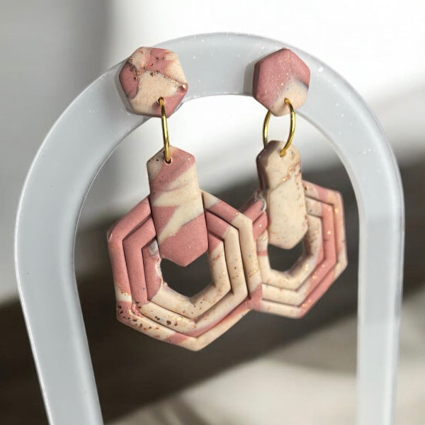 Boucles d'oreilles géométriques avec effet marbré rose et beige et acier inoxydable - Bijoux Cielo Craft