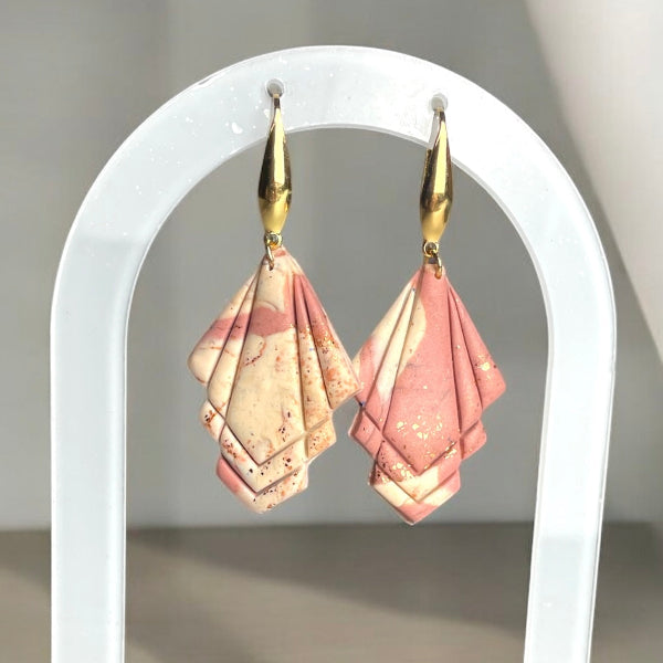 Boucles d'oreilles géométriques avec effet marbré rose et beige et acier inoxydable - Bijoux Cielo Craft
