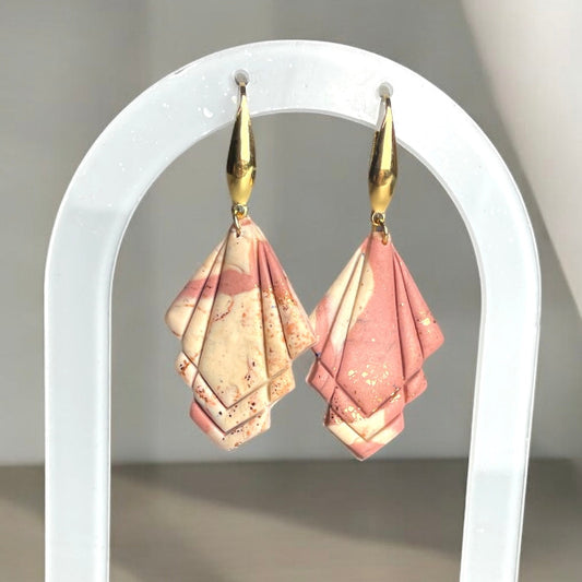 Boucles d'oreilles géométriques avec effet marbré rose et beige et acier inoxydable - Bijoux Cielo Craft
