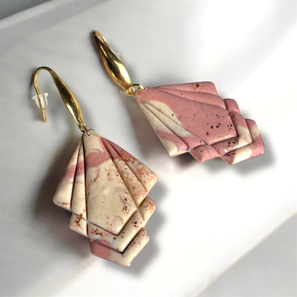 Boucles d'oreilles géométriques avec effet marbré rose et beige et acier inoxydable - Bijoux Cielo Craft