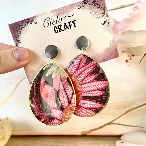 Boucles d'oreilles fuchsia avec imprimé feuilles en résine epoxy - bijoux cielo craft