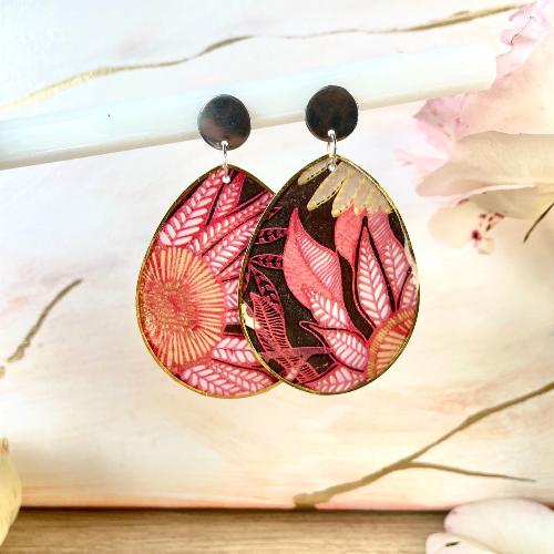 Boucles d'oreilles fuchsia avec imprimé feuilles en résine epoxy - bijoux cielo craft