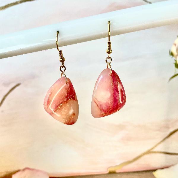 Boucles d'oreilles losange à effet marbre corail - bijoux cielo craft