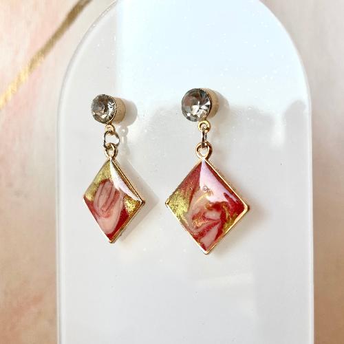 boucles losange en résine rouge et or bijoux cielo craft