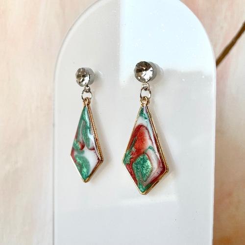 boucles d'oreilles losange longues en résine bordeaux et vert bijoux cielo craft