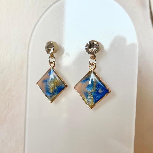 boucles d'oreilles losange en résine bleues et jaune bijoux cielo craft