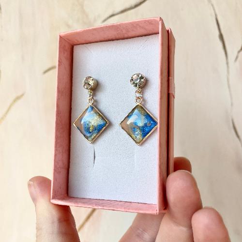 boucles d'oreilles losange en résine bleue et jaune dans leur boite cadeau bijoux cielo craft