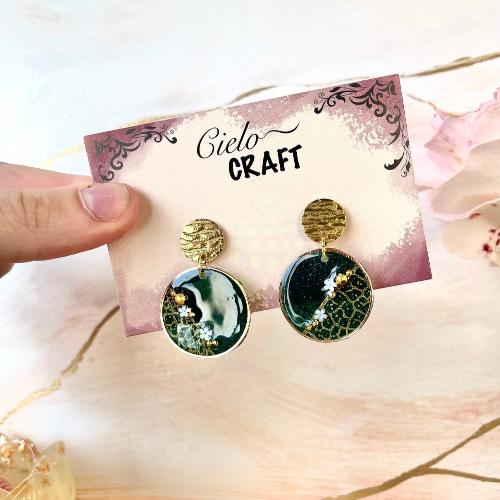 Boucles d'oreilles rondes vert émeraude et dorées avec petites fleurs - bijoux cielo craft