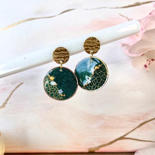 Boucles d'oreilles rondes vert émeraude et dorées avec petites fleurs - bijoux cielo craft