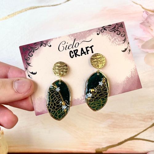 Boucles d'oreilles vert émeraude et dorées avec petites fleurs - bijoux cielo craft