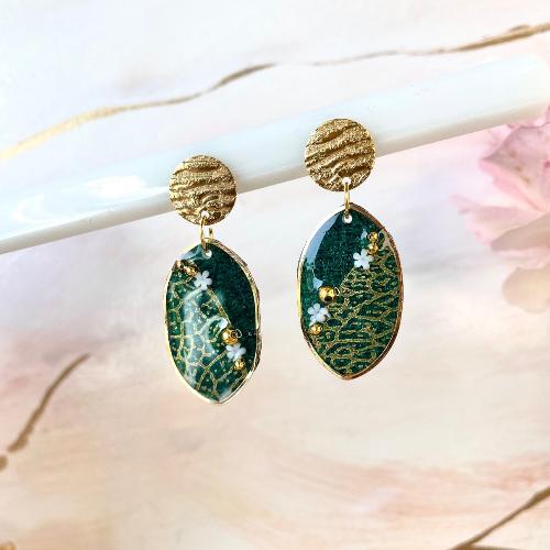 Boucles d'oreilles vert émeraude et dorées avec petites fleurs - bijoux cielo craft