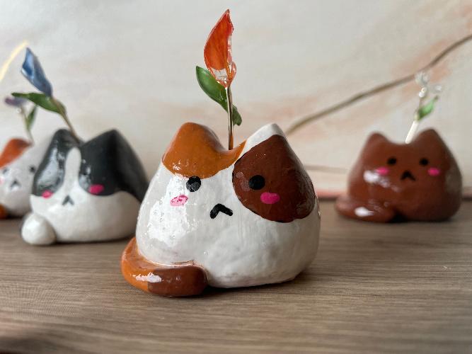 flower cat tricolore - petit chat en porcelaine froide - bijoux cielo craft