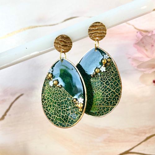 Grandes boucles d'oreilles vert émeraude et dorées avec petites fleurs - bijoux cielo craft
