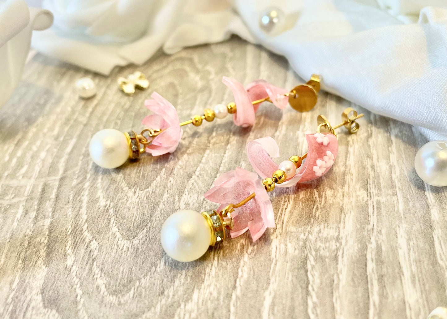 Boucles d'oreilles fleur rose pendantes ~