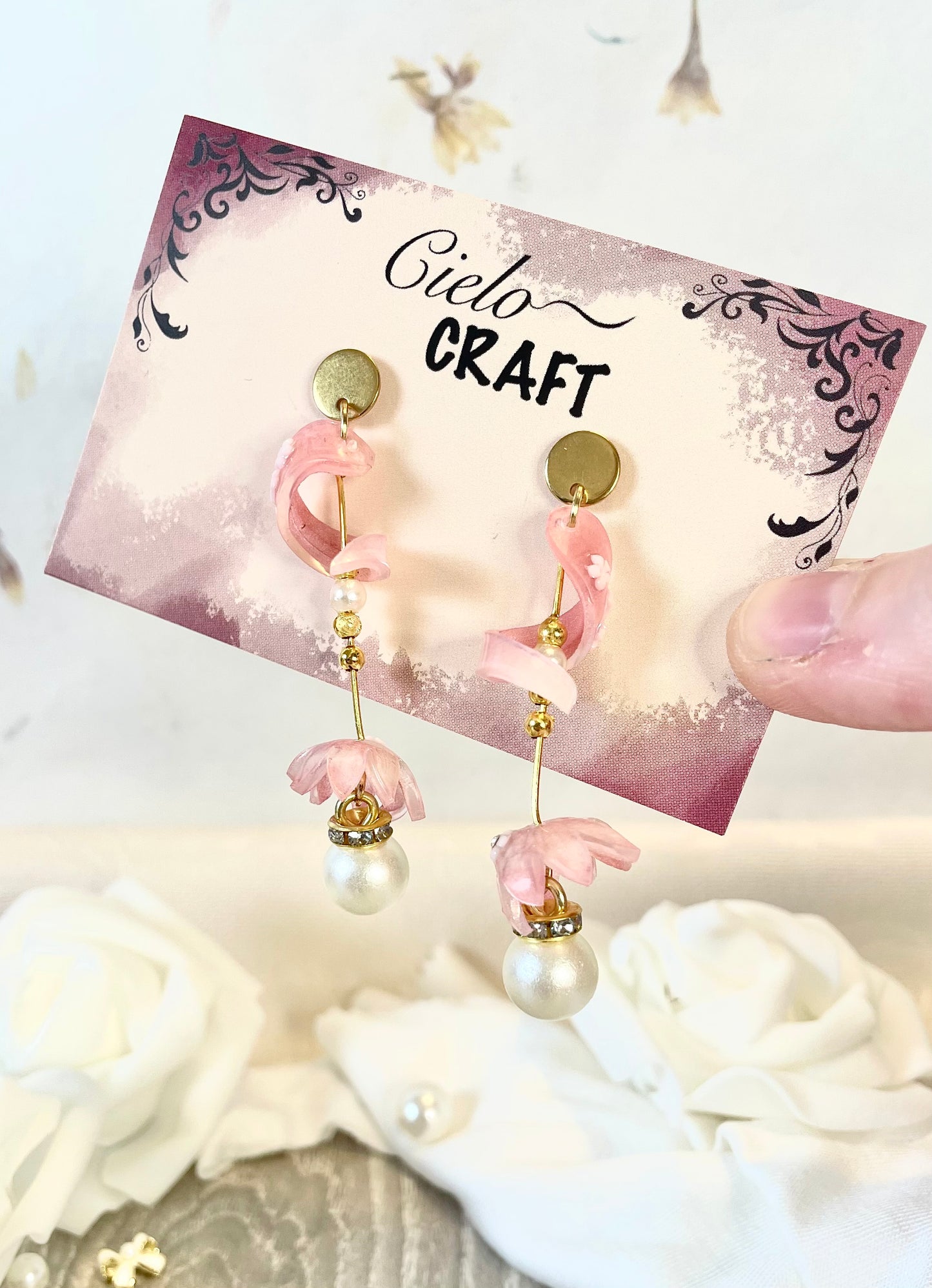 Boucles d'oreilles fleur rose pendantes ~