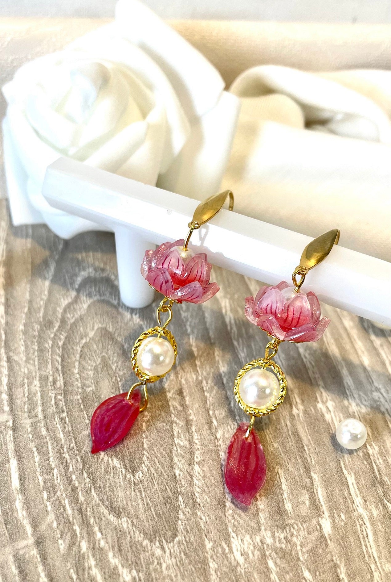 Boucles d'oreilles petite fleur de lotus rose ~