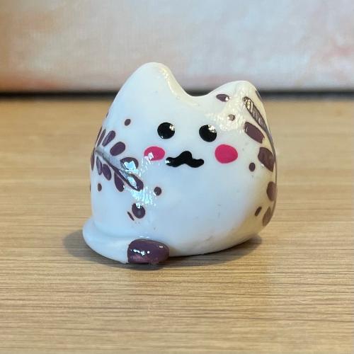 mini cat blanc houx violet - petit chat en porcelaine froide - bijoux cielo craft