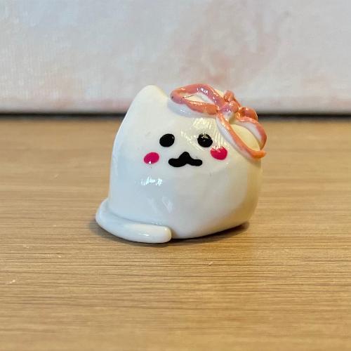 mini cat princesse avec petit noeud  blanc - petit chat en porcelaine froide - bijoux cielo craft