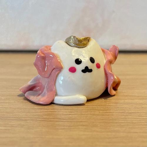 mini catprincesse avec cape et couronne - petit chat en porcelaine froide - bijoux cielo craft
