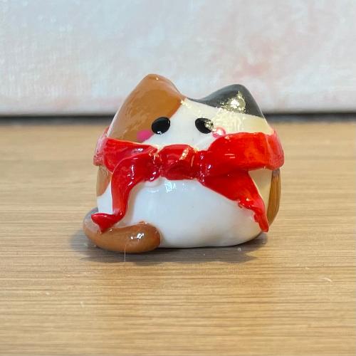 mini cat echarpe tricolore- petit chat en porcelaine froide - bijoux cielo craft