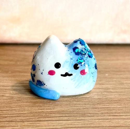 Mini cat gelé bleu - petit chat en porcelaine froide - bijoux cielo craft