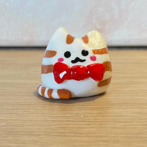 mini cat noeud papillon rayé- petit chat en porcelaine froide - bijoux cielo craft