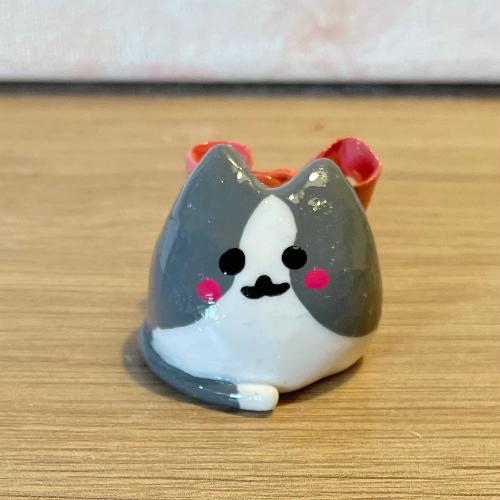 mini catprincesse avec grand noeud papillon - petit chat en porcelaine froide - bijoux cielo craft