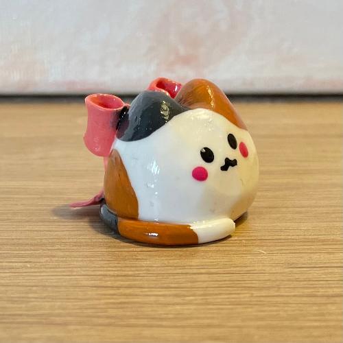 mini cat princesse avec grand noeud papillon - petit chat en porcelaine froide - bijoux cielo craft