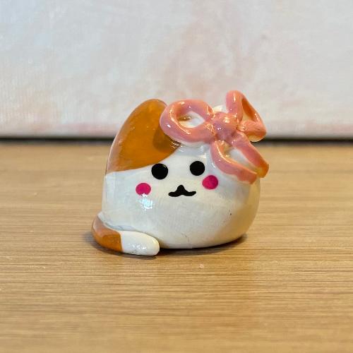 mini cat princesse avec petit noeud  roux - petit chat en porcelaine froide - bijoux cielo craft