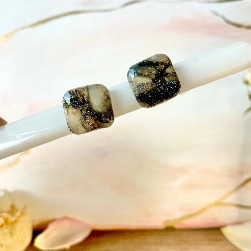 Boucles d'oreilles en puces carrées effet marbre noir - Bijoux cielo craft